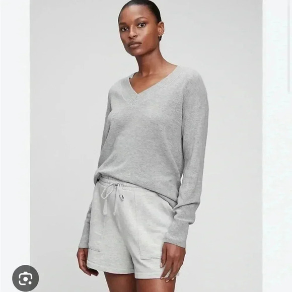 GAP Sweaters - 💕3/$25💕 GAP textured vneck sweater